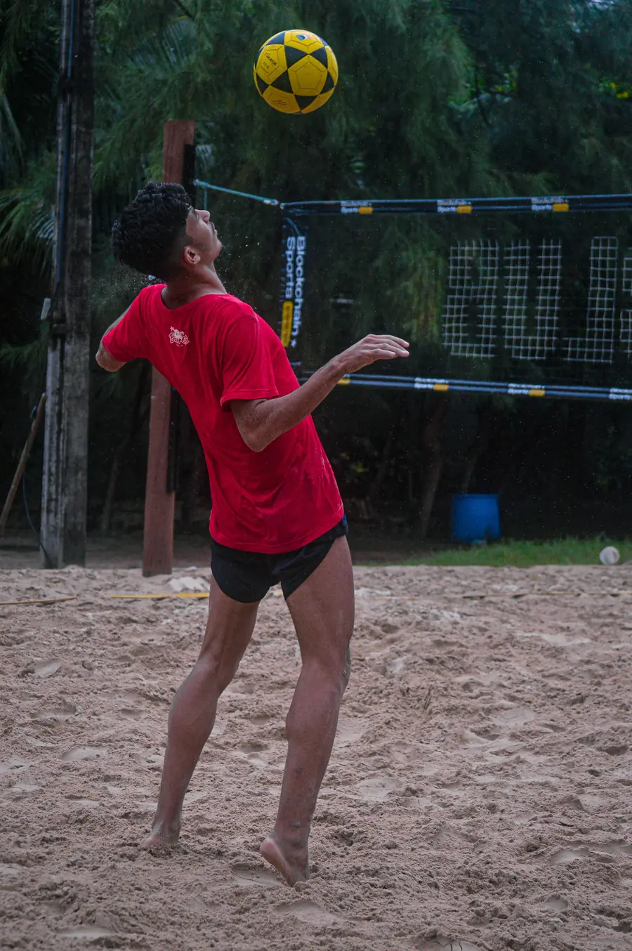 Recepção de cabeça em quadra de areia