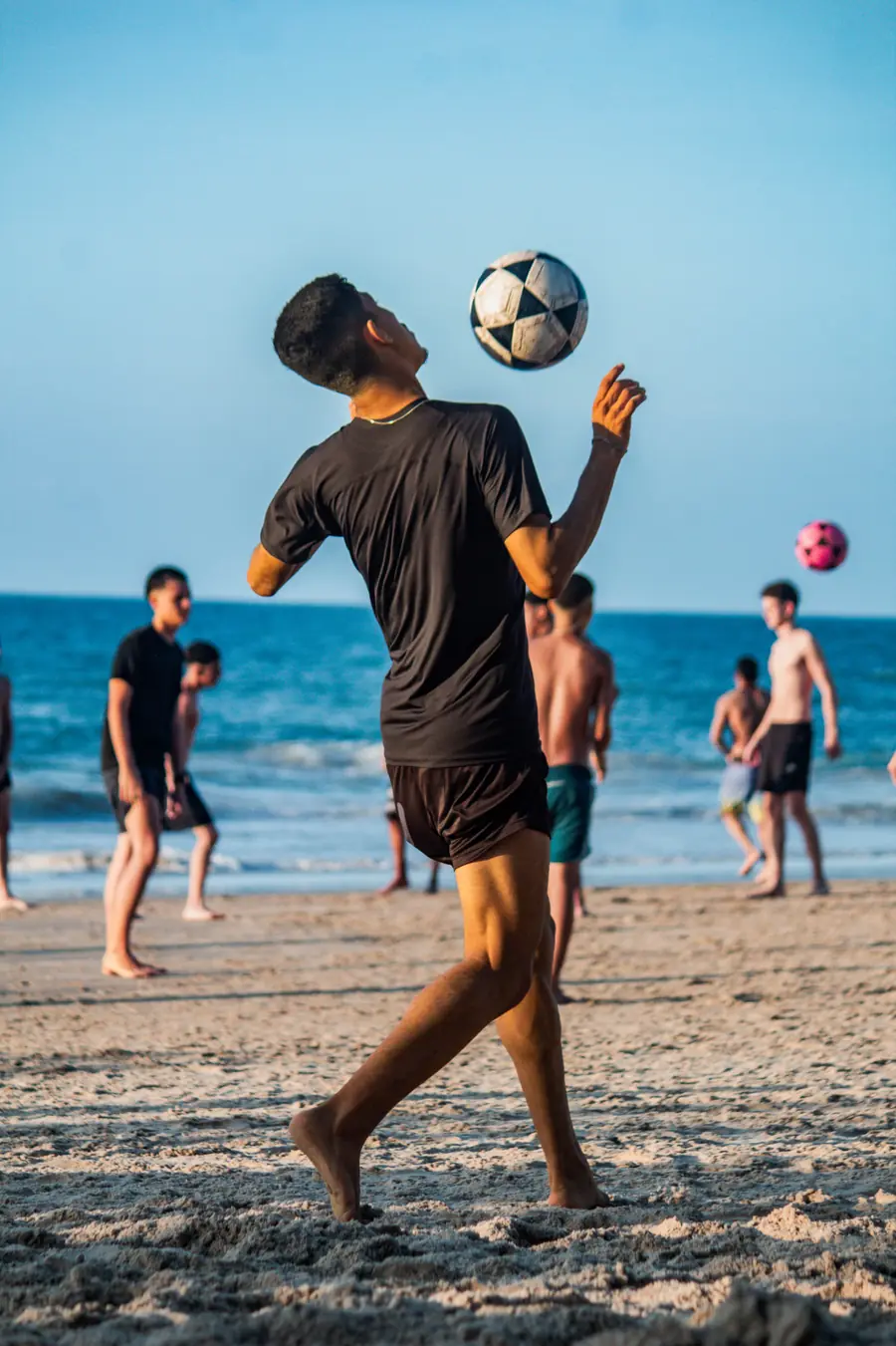 Treino de peito na beira da praia